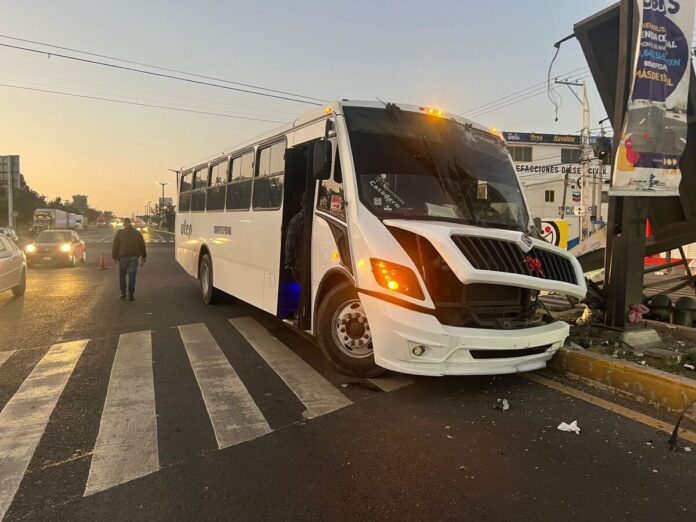 Choca autobús contra semáforo en SJR: Pasajera pierde dientes