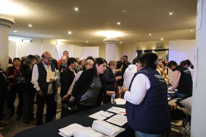 Luis Nava entrega tarjetas de apoyo a pensionados y jubilados del sector educativo