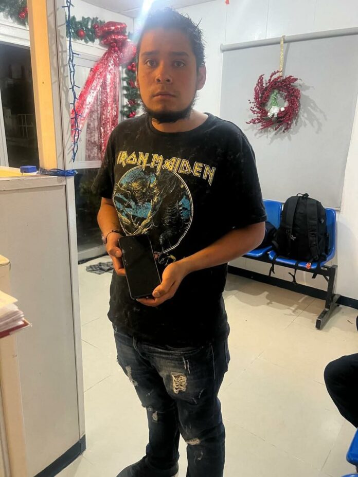 Joven encuentra teléfono celular extraviado y con apoyo policial lo entregan así dueño