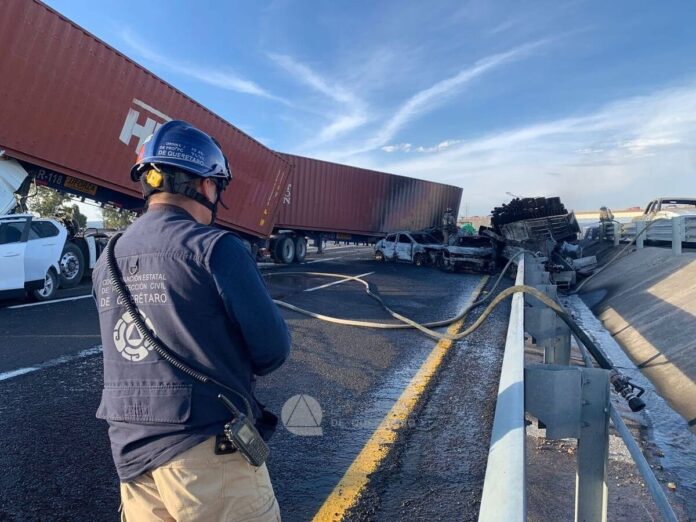 Carambola e incendio en la Carretera 57 moviliza a cuerpos de emergencia