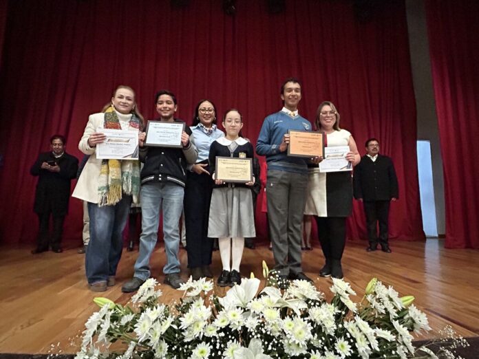 Ivanna Córdoba Pérez de SJR gana Concurso Estatal de Oratoria de la USEBEQ