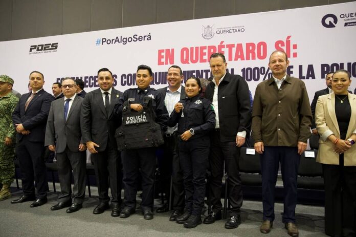 Recibe Roberto Cabrera 5 patrullas y equipo táctico para la policía de San Juan del Río
