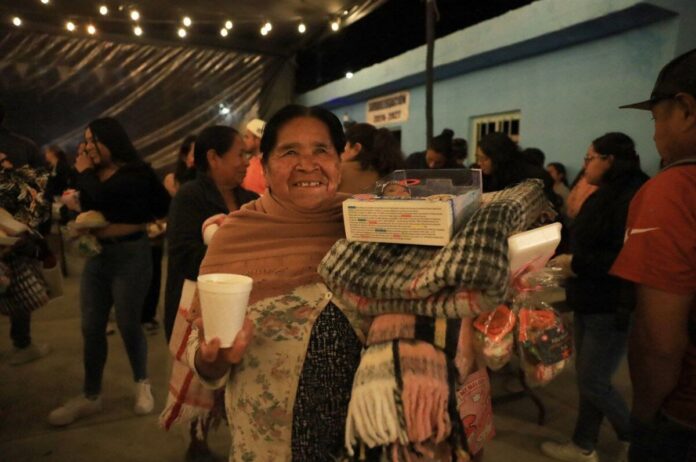 Roberto Cabrera y Gina Sánchez entregan apoyos invernales a comunidades de SJR