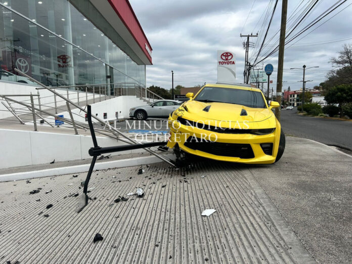 Vehículo se estrella contra agencia de autos en SJR