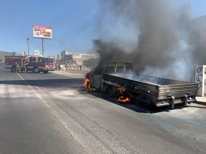 Sofocan incendio de vehículo en el Fray Junípero Serra tras falla mecánica