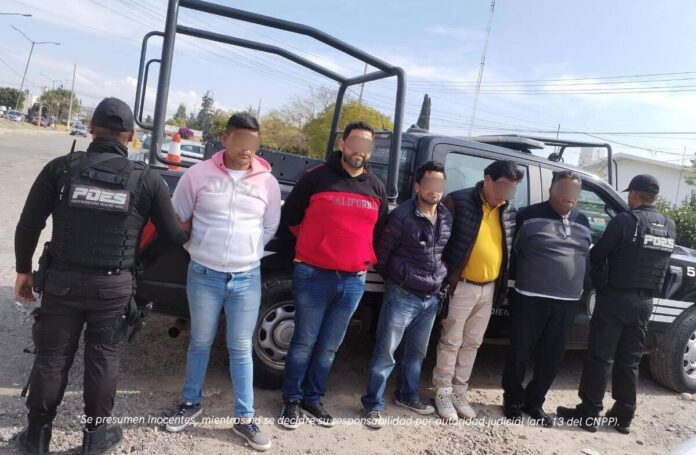 Aseguran 80 cajas de cigarros ilegales en San Juan del Río; hay cinco detenidos