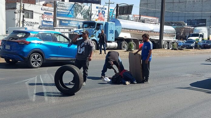 Conductor se pasa semáforo en rojo y arrolla a ciclista en Paseo Central de SJR