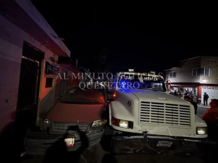 Choque de pipa de agua deja dos vehículos y dos viviendas con daños en Bosques de Banthí