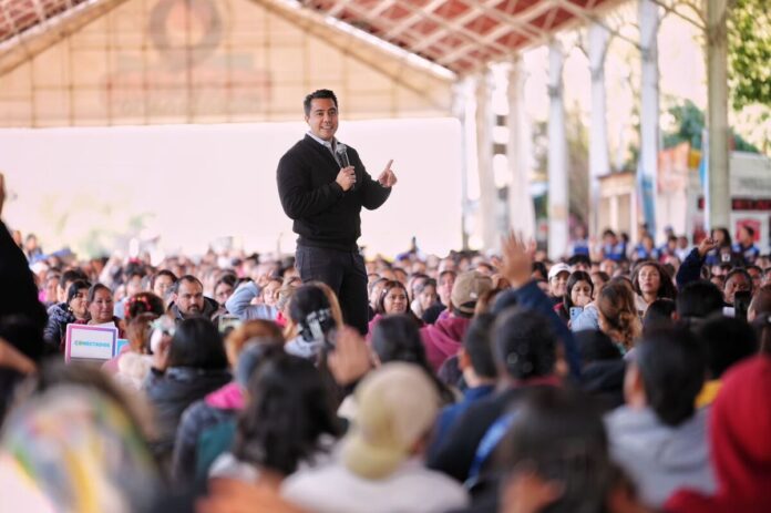 Entrega Felifer Macías más de mil computadoras en Santa Rosa Jáuregui