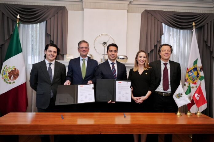 Entregan Municipio de Querétaro y Banco Santander México mil becas para fortalecer la educación financiera de jóvenes