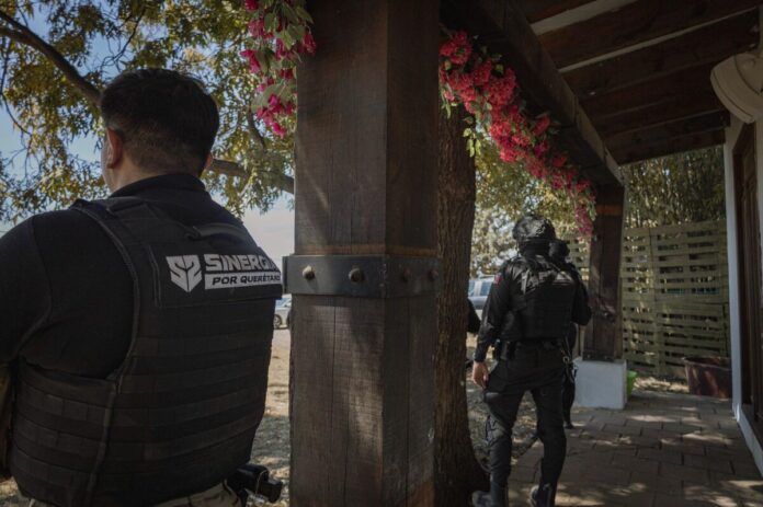 Fiscalía detiene a cuatro sujetos tras cateo en viñedo de Ezequiel Montes por presunto despojo y robo