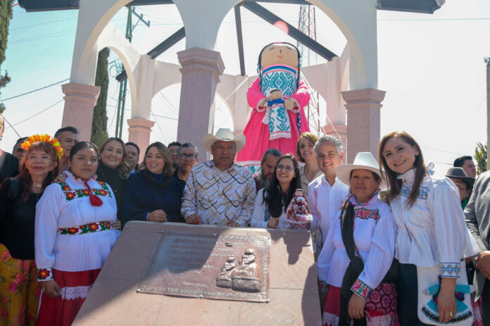 Blindan a muñecas Lelé y Dönxu con Indicación Geográfica; Santiago Nieto entrega distintivos