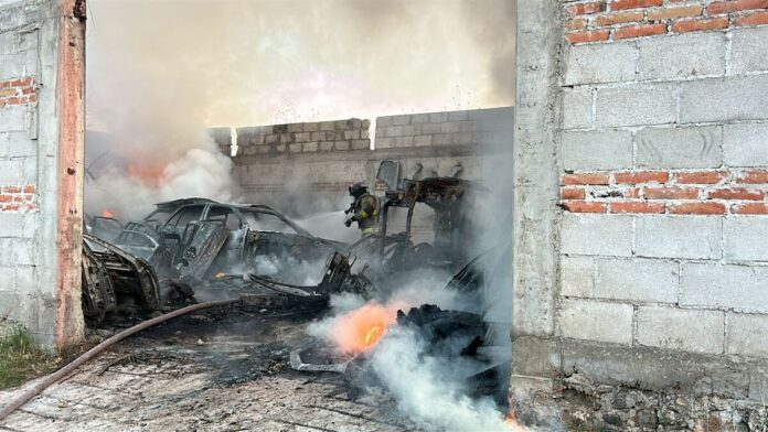 Se incendia lote de autos en el Sagrado Corazón; fuego causa alarma
