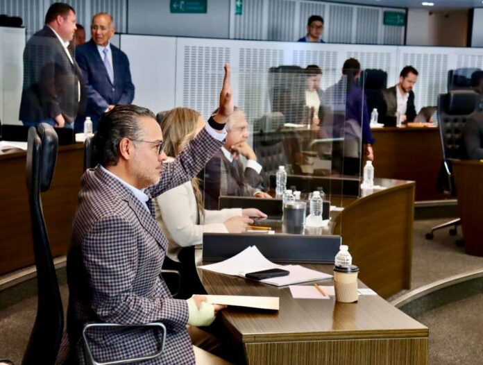 Ser madre o padre ya no será una barrera para estudiar: Enrique Correa