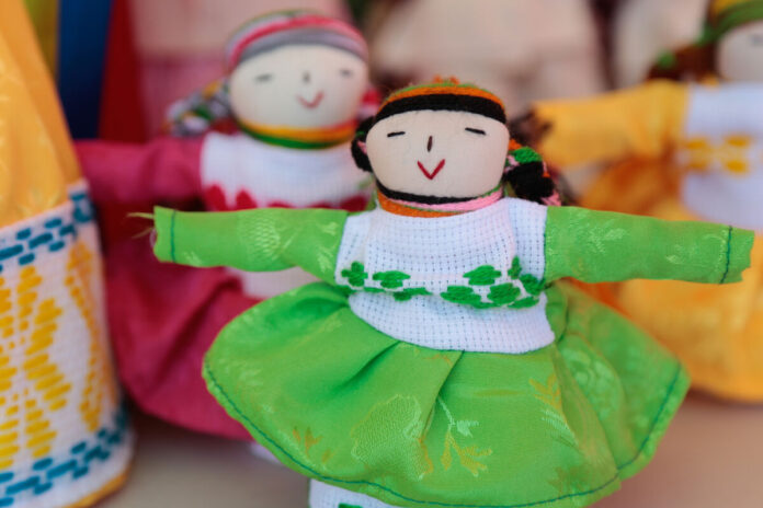 Venderán muñecas de Amealco en el Mundial de Fútbol