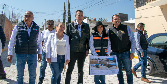 Entregan Mauricio Kuri y Roberto Cabrera modernización de calles en Vista Hermosa