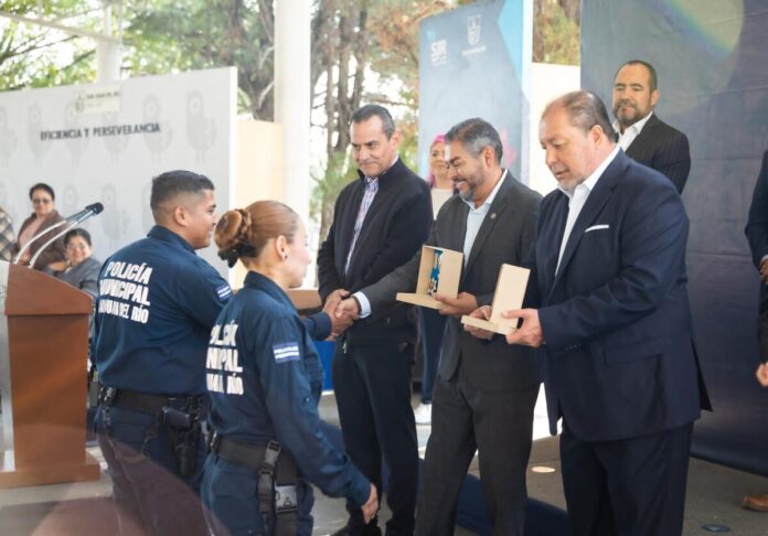 Autoridades entregan insignias, reconocimientos y equipo al personal de la SSPM-SJR