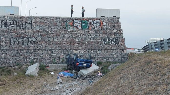 Cae camioneta desde rampa de frenado en El Trébol; muere una mujer