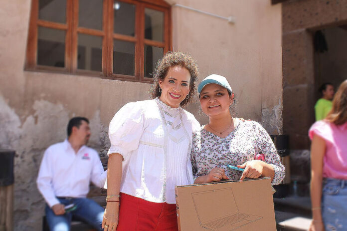Diputada Adriana Meza entrega equipos de cómputo en SJR con el programa “Uniendo las Voces”