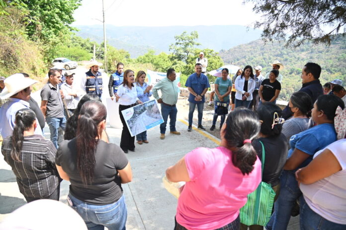 Entrega CEI obras de reconstrucción vial en comunidades de Pinal de Amoles