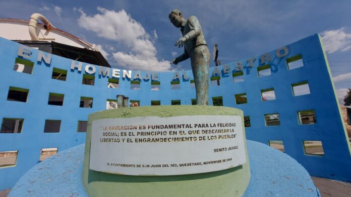 Roban figura de bronce del Monumento al Maestro en SJR