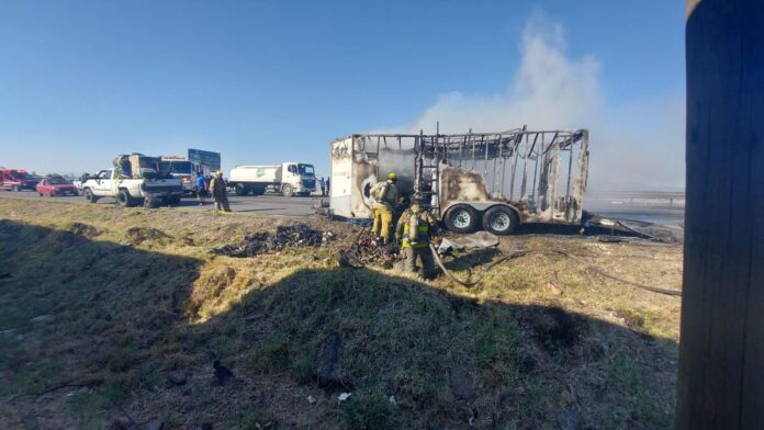Incendio de remolque provocó cierre de autopista 57