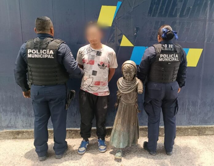 Recuperan escultura robada del Puente de la Historia; detienen a un sujeto en la ribera del río