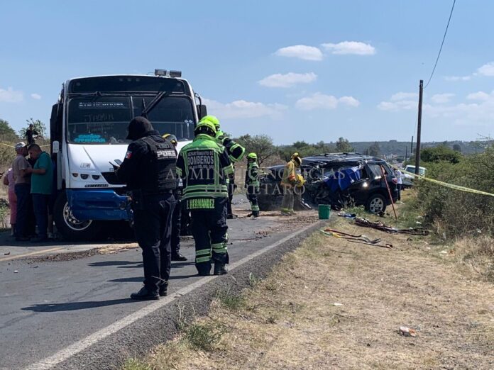 Choque de autobús y camioneta deja un muerto en la carretera 300 de SJR