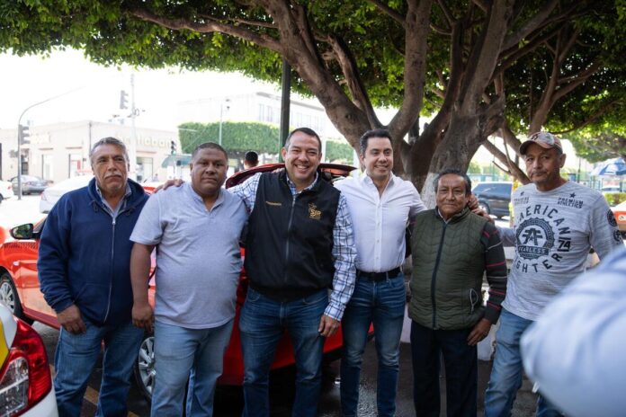 Afianzan lazos Roberto Cabrera y 'Felifer' Macías durante recorrido por el Centro Histórico de San Juan