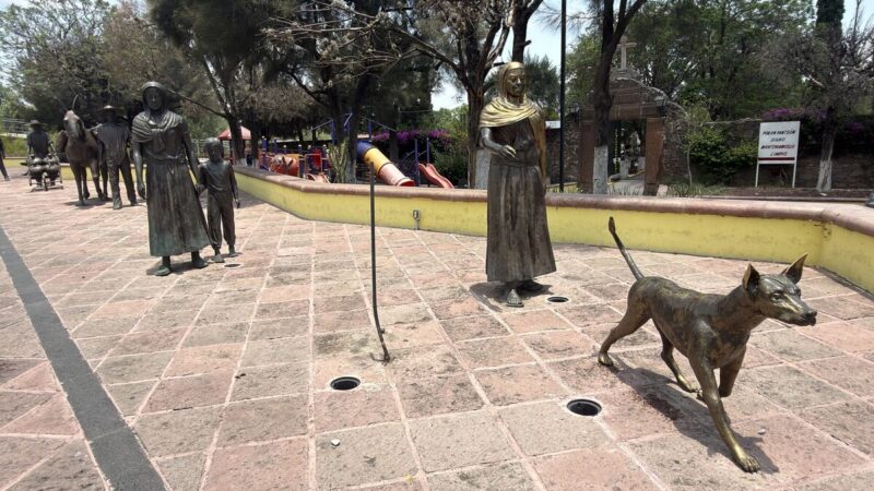 Recuperan escultura robada del Puente de la Historia; detienen a un sujeto en la ribera del río