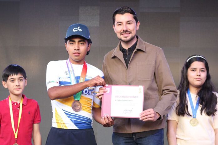 Reconoce Tequisquiapan a estudiantes destacados en olimpiadas de matemáticas y deporte