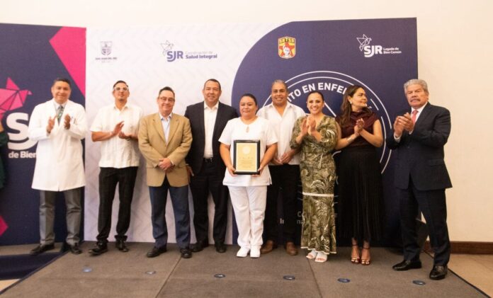 Roberto Cabrera entrega 18 reconocimientos a personal de enfermería de instituciones de salud