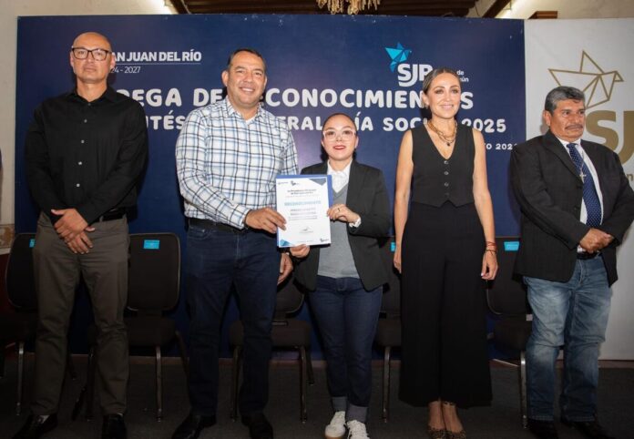 Roberto Cabrera entrega reconocimientos a Comités de Contraloría Social