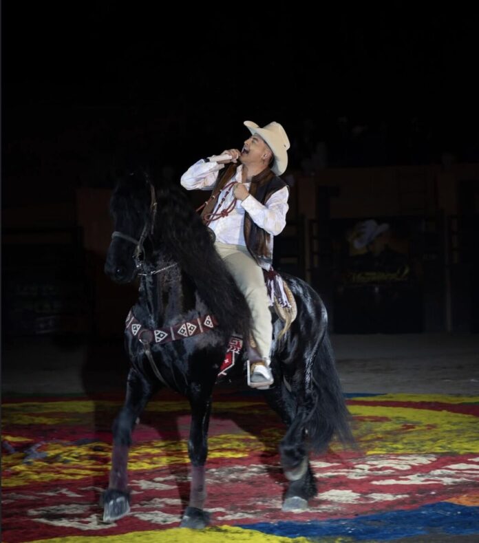 Multan con casi 60 mil pesos a Moy Bobadilla por interpretar narcocorridos en SJR