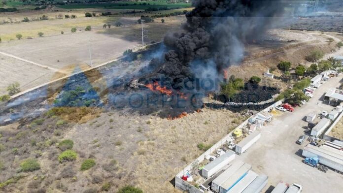 Atienden cuerpos de emergencia fuerte incendio en Libramiento Sur Poniente