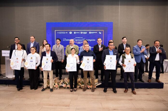 Entregan 28 Distintivos Anticorrupción a empresas de San Juan del Río