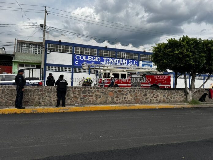 Rescatan cuerpos de emergencia a hombre tras caer a dren pluvial en San Juan del Río