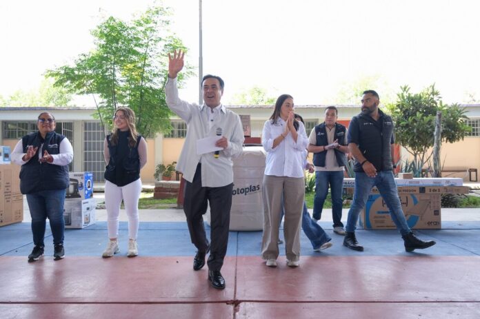 Luis Nava entrega apoyos del Programa de Coinversión Social en Corregidora