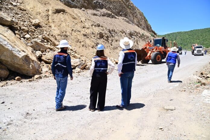 Titular de la CEI supervisa retiro de derrumbe en la Carretera Estatal 100