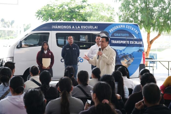 Luis Nava encabeza la recepción de documentos para el programa de Transporte Escolar en Corregidora