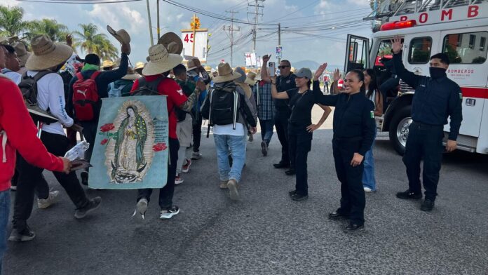 Bomberos de San Juan del Río resguardan paso de peregrinos al Tepeyac