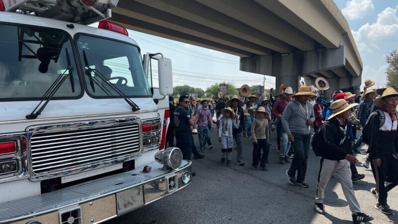 Bomberos de San Juan del Río resguardan paso de peregrinos al Tepeyac