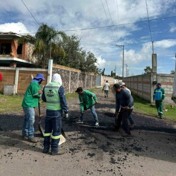 Inician trabajos de bacheo de asfalto dañado por lluvias en San Juan del Río