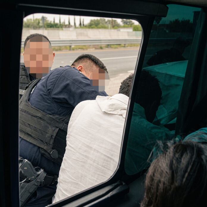 Pasajeros golpean a chofer que huía de autoridades en la autopista 57 en Querétaro
