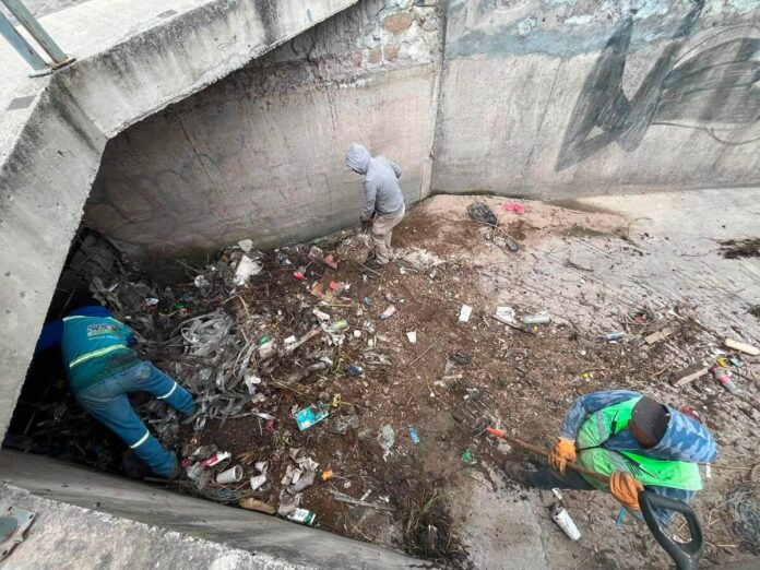 Servicios Municipales retira más de 4 toneladas semanales de basura en drenes pluviales