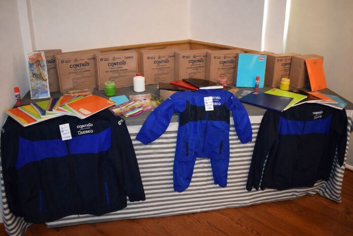 Alista USEBEQ la entrega de 356 mil paquetes de útiles y uniformes para el regreso a clases