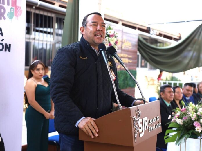 Encabeza Roberto Cabrera ceremonias de graduación de primarias en San Cayetano y Laguna de Vaquerías