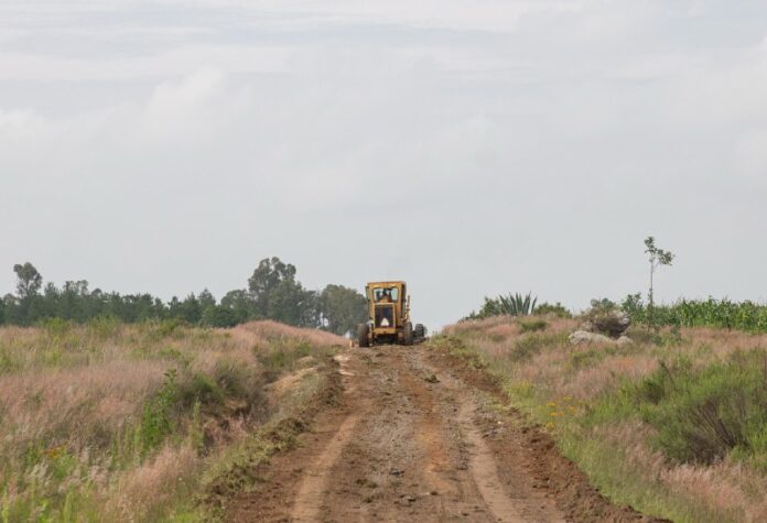 Supervisa Roberto Cabrera la conformación de 1.1 kilómetros de camino en Estancia de Santa Lucía