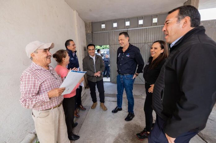 Mauricio Kuri entrega títulos de propiedad a familias de SJR