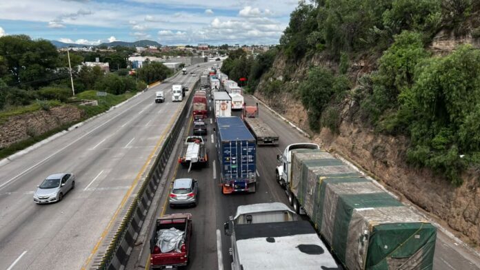 Cierra San Juan del Río el paso a tráileres; implementan operativo para evitar colapso urbano